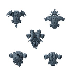 Può includere: Cinque componenti per zaini in miniatura in resina grigia per personaggi da gioco da tavolo. Ogni pezzo presenta dettagli scolpiti distinti tra cui teste di lupo, texture di pelliccia, prese d'aria circolari e piastre di armatura geometriche.