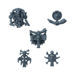 Könnte beinhalten: Ein Set aus fünf grauen Miniatur-Kunststoffkomponenten mit komplexen Designs, darunter ein gehörnter Schädel, ein runder Schild mit gebogenem Horn, eine zentrale totemartige Struktur, ein Kreuz mit Knochenakzenten und ein sternförmiges Emblem.