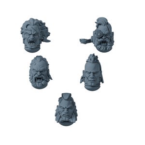 Op de afbeelding: Een set van vijf ongeverfde grijze miniatuurhoofden met verschillende gezichtsuitdrukkingen, kapsels en baarden. Elk hoofd toont gedetailleerde kenmerken zoals littekens, bionische oogstukken en diverse haarstructuren voor tabletop-spelminiaturen.