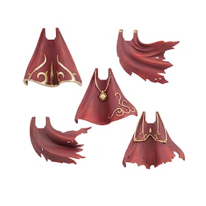 Op de afbeelding: Een verzameling van vijf rode miniatuurcapes voor figuren. De capes hebben verschillende ontwerpen, waaronder gouden randen, sierlijk krulwerk, een detail van een kralenketting met een centrale hanger en gerafelde, verweerde randen.