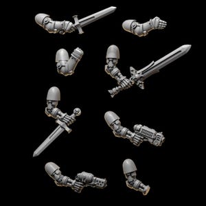 Könnte beinhalten: Eine Sammlung grauer Miniaturarme aus Kunststoff, von denen einige Schwerter und andere futuristische Waffen halten. Die Arme sind mit mechanischen und gepanzerten Elementen detailliert, was auf ein Science-Fiction- oder Fantasy-Thema hindeutet. Der Hintergrund ist schlicht schwarz.