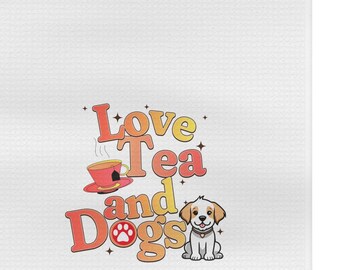 Può includere: Asciugamano da cucina bianco con la scritta "Dogs, Tea, and Love" in carattere retrò arancione e rosso. L'asciugamano presenta illustrazioni di una tazza da tè, un cane e impronte di zampe. In basso c'è un'illustrazione di un simpatico cane.