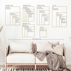 Puede incluir: Un diagrama de varios tama&ntilde;os de impresi&oacute;n y relaciones de aspecto, incluyendo 4x5, 3x4, 2x3, 1x1 y 11x14 pulgadas, junto con tama&ntilde;os A1-A4. El diagrama es dorado sobre una pared blanca, con un sof&aacute; y elementos decorativos en primer plano.