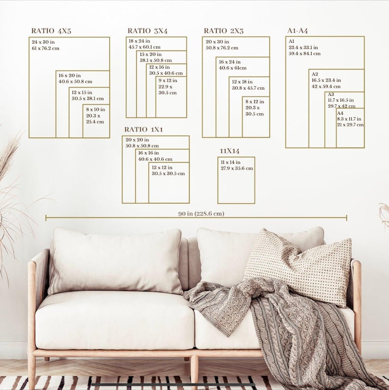Puede incluir: Un diagrama de varios tama&ntilde;os de impresi&oacute;n y relaciones de aspecto, incluyendo 4x5, 3x4, 2x3, 1x1 y 11x14 pulgadas, junto con tama&ntilde;os A1-A4. El diagrama es dorado sobre una pared blanca, con un sof&aacute; y elementos decorativos en primer plano.