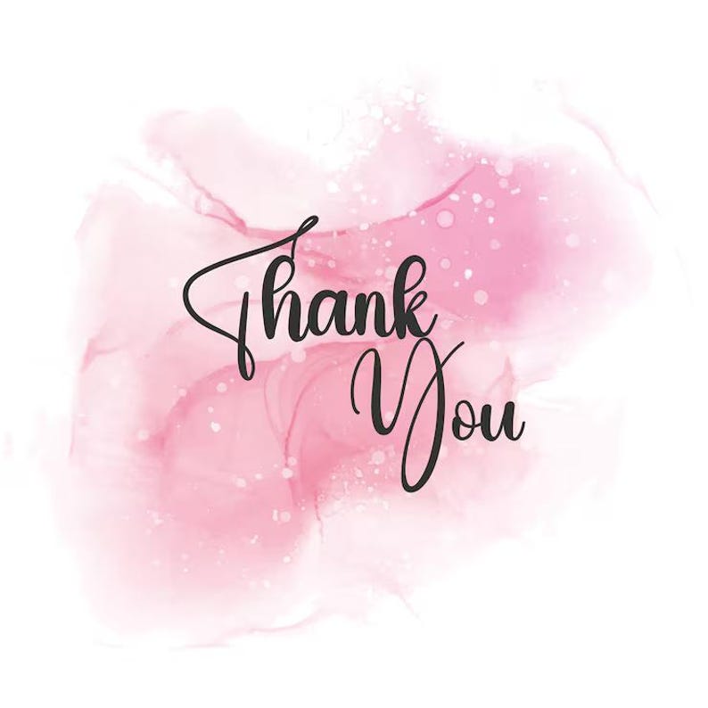 Puede incluir: Un dise&ntilde;o de arte digital con las palabras "Thank You" en elegante escritura negra. El texto se establece sobre un fondo suave, estilo acuarela, de tonos rosa y blanco, con sutiles motas.