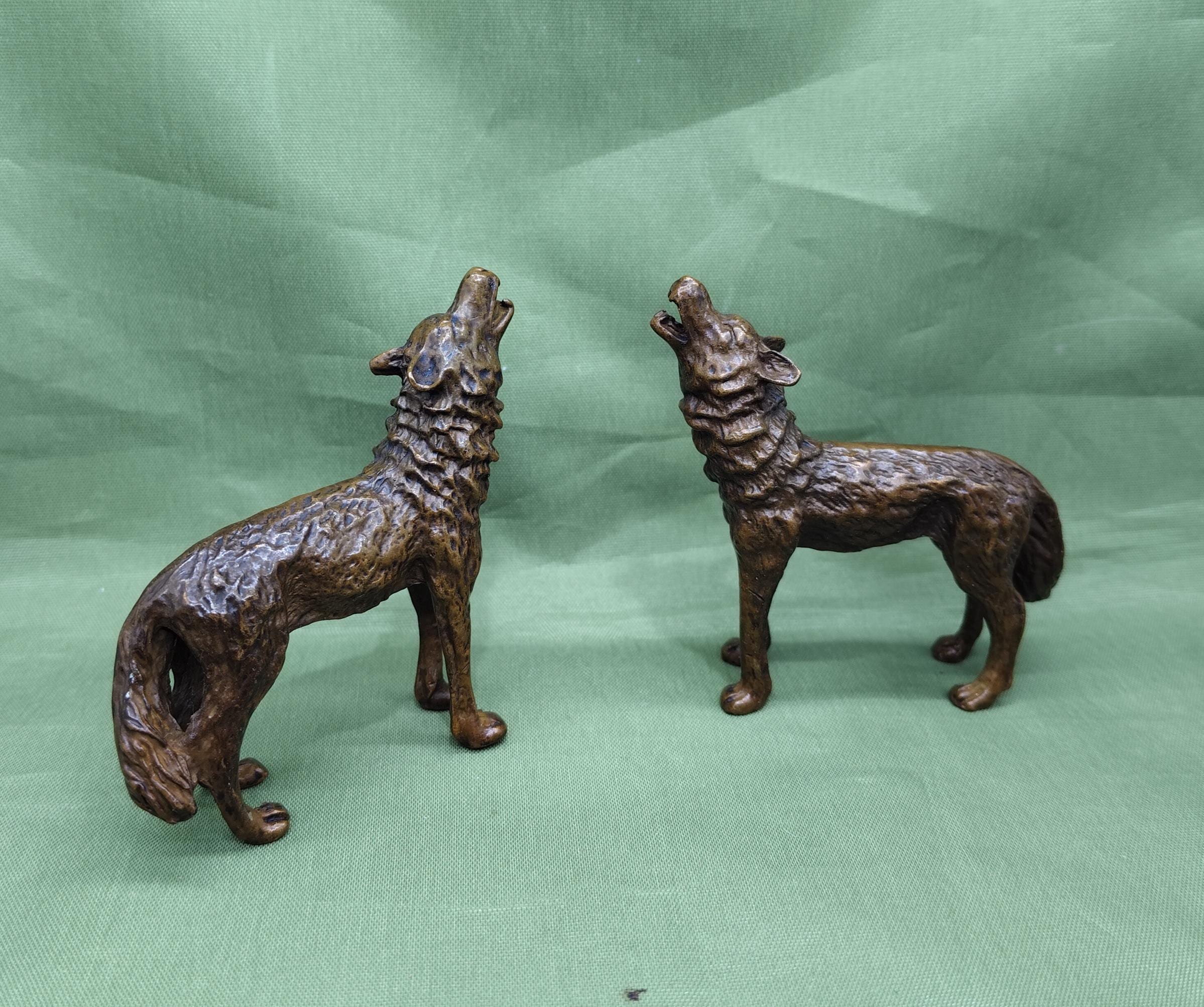 Handmade Bronze pair Wolf Figurine: Antique Style Sculpture