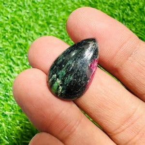 100% natuurlijke robijnzoisietcabochon: handgemaakte edelsteen voor sieraden, vaderdagcadeau (15 x 25 mm)