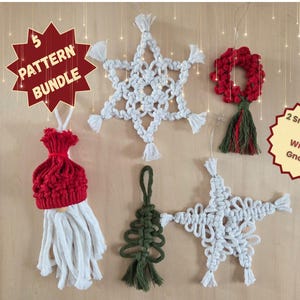 Pode incluir: Uma coleção de enfeites de Natal de macramé feitos à mão, incluindo flocos de neve, uma coroa, um gnomo e uma árvore de Natal. Os enfeites são vermelhos, brancos e verdes. A imagem inclui o texto "5 Pattern Bundle" e "2 Snowflakes Tree Wreath Gnome".