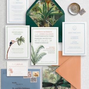 Puede incluir: Un conjunto de papelería de boda con temática tropical. Incluye invitaciones, tarjetas de confirmación y sobres en tonos verdes, azules y melocotón. Algunas tarjetas tienen ilustraciones de palmeras y tucanes. El texto de la invitación está en una fuente serif.