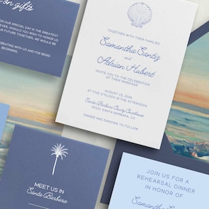Puede incluir: Conjunto de invitaciones de boda en tonos azules y blancos. La invitación principal presenta un diseño de concha y una escritura elegante. El conjunto incluye tarjetas RSVP y de detalles. La invitación es para Samantha Santiz y Adrian Hubert.