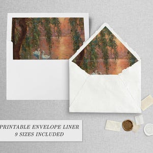 Puede incluir: Dos sobres blancos con forros impresos que muestran una pintura al óleo de dos cisnes blancos nadando en un lago bajo sauces al atardecer. El texto en la etiqueta rectangular blanca dice: PRINTABLE ENVELOPE LINER 9 SIZES INCLUDED.