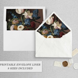 Puede incluir: Sobres blancos con un forro floral con tulipanes, iris y otras flores en tonos blancos, azules y rojos. El texto "PRINTABLE ENVELOPE LINER 9 SIZES INCLUDED" está en la parte inferior.