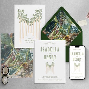 Puede incluir: Juego de papelería de boda con una invitación blanca con los nombres Isabella y Henry, una pantalla de teléfono a juego y un sobre verde con un diseño de hojas de palma. Incluye una tarjeta con ilustraciones de palmeras.