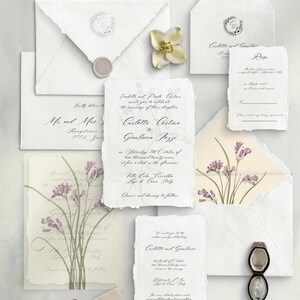 Puede incluir: Conjunto de invitaciones de boda elegantes con papel hecho a mano, ilustraciones florales y caligrafía. Incluye tarjetas de invitación, tarjetas de confirmación, sobres y un joyero. Colores suaves y románticos.