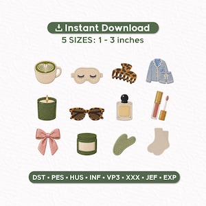 Puede incluir: Un conjunto de diseños de bordado digital con doce iconos: un latte de matcha, antifaz, pinza de pelo de leopardo, pijama, vela, gafas de sol, frasco de perfume, brillo de labios, lazo rosa, tarro de crema, herramienta gua sha y calcetines.