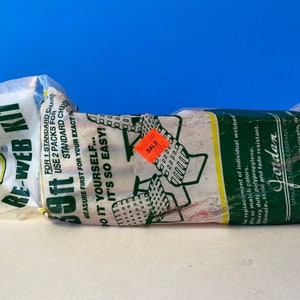 Può includere: Un pacco "RE-WEB KIT" contenente 2,74 metri di materiale per la riparazione di sedie. La confezione è bianca con dettagli verdi e gialli e include testo sulla misurazione e il fai-da-te. È visibile un adesivo rosso "SALE".