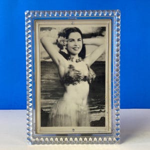 Chica hula en marco de fotos lenticular