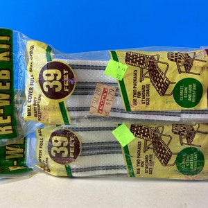 Può includere: Due confezioni di kit di ritessitura per sedie di dimensioni standard. Ogni confezione contiene 11,89 metri di fettuccia in polipropilene resistente a righe bianche e grigie. La confezione include il testo "Resistente al clima, alle macchie e allo sbiadimento".