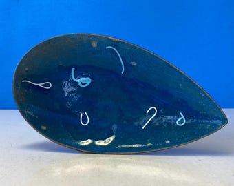 Plato pequeño de esmalte con forma de hoja