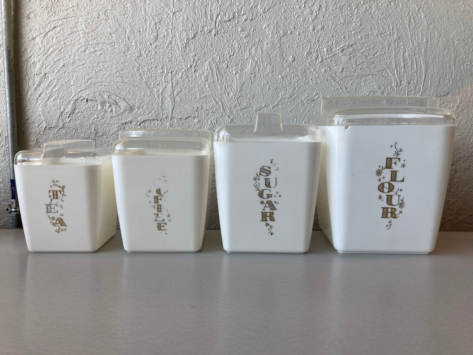 clear plastic canisters with lids