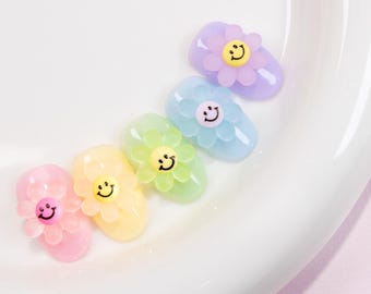 Charms per unghie a forma di fiore sorridente (2 pezzi)