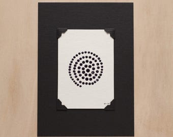 Lámina minimalista estampada con lámina metálica – Arte mural en papel de cáñamo repujado (A7) / Un paso a la vez