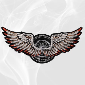 Op de afbeelding: Geborduurde patch met gestileerde vleugels in wit en rood, omlijstend een zwarte cirkel met een motorfietswiel. De tekst "ANGEL QUALITY" staat eronder. Ideaal voor jassen of tassen.