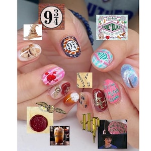 Könnte beinhalten: Ein Set thematischer Nagelkunst mit verschiedenen Harry Potter-Designs. Die Nägel zeigen Bilder von Gleis 9 3/4, dem Sprechenden Hut, Honeydukes und anderen ikonischen Elementen der Serie. Die Farbpalette umfasst Rot, Gold und Blau.