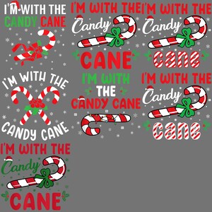 Könnte beinhalten: Grauer Hintergrund mit verschiedenen Zuckerstangen-Designs und dem Text "I'M WITH THE CANDY CANE." Die Zuckerstangen sind rot-weiß gestreift, einige mit grünen Schleifen und Stechpalmen, und einige mit Lichterketten.