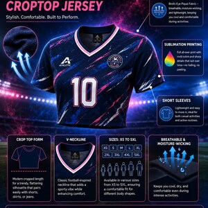 以下が含まれることがあります： 白とピンクのデザイン、10番の数字が入ったネイビーブルーのクロップトップジャージ。アスレチックシャツはVネックと半袖です。通気性と吸湿発散性のある生地で作られており、XSから5XLまでのサイズがあります。