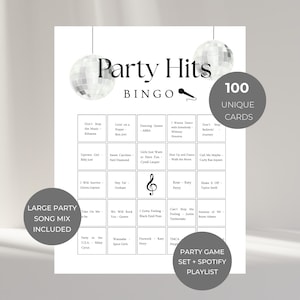 Könnte beinhalten: Eine weiße Bingo-Karte mit dem Text "Party Hits Bingo" und Songtiteln. Die Karte enthält 100 einzigartige Karten, einen großen Party-Song-Mix und ein Party-Spiel-Set mit einer Spotify-Playlist. Zwei Discokugel-Ornamente hängen von oben.