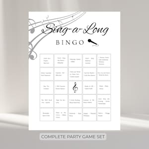 Puede incluir: Un juego de bingo Sing-a-Long en blanco y negro. El juego presenta una cuadrícula de títulos de canciones, un gráfico de micrófono y notas musicales. El texto "Sing-a-Long BINGO" está en la parte superior. Las palabras "COMPLETE PARTY GAME SET" están en la parte inferior.
