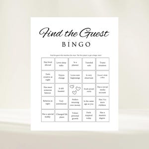 Könnte beinhalten: Ein Spiel auf weißem Papier mit dem Titel "Find the Guest BINGO" mit schwarzem Text. Das Spiel enthält ein Raster mit Hinweisen wie "Hat im Ausland gelebt" und "Liebt tiefgründige Gespräche". Drei Herzsymbole befinden sich in der Mitte des Rasters.
