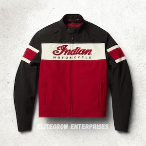 Puede incluir: Chaqueta de moto negra, roja y blanca con la inscripción "Indian Motorcycle". La chaqueta tiene cuello alzado, cremallera completa y rayas rojas y blancas en las mangas.
