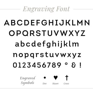 Op de afbeelding: Gravure lettertype alfabet met hoofdletters en kleine letters, cijfers, symbolen en leestekens. De symbolen omvatten een punt, een hart en een kruis.