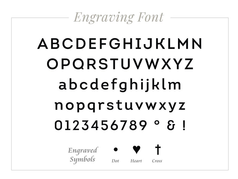 Op de afbeelding: Gravure lettertype alfabet met hoofdletters en kleine letters, cijfers, symbolen en leestekens. De symbolen omvatten een punt, een hart en een kruis.