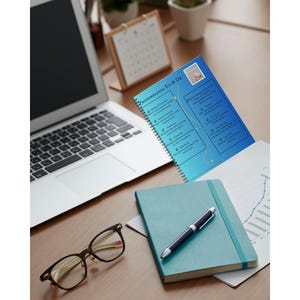 Könnte beinhalten: Eine Büroszene mit einem Laptop, einer Brille, einem türkisfarbenen Notizbuch mit Stift und einem Spiralnotizbuch mit dem Titel "Proofreading En & De". Ein Kalender und eine kleine Pflanze sind ebenfalls auf dem Holzschreibtisch zu sehen.