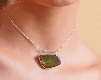 Colgante de ammolita en plata de ley: collar con piedras preciosas iridiscentes