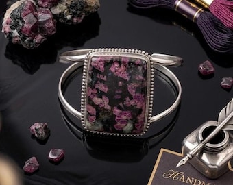 Pulsera de Eudialita: piedra preciosa natural rosa y negra en plata de ley 925. Brazalete llamativo hecho a mano.