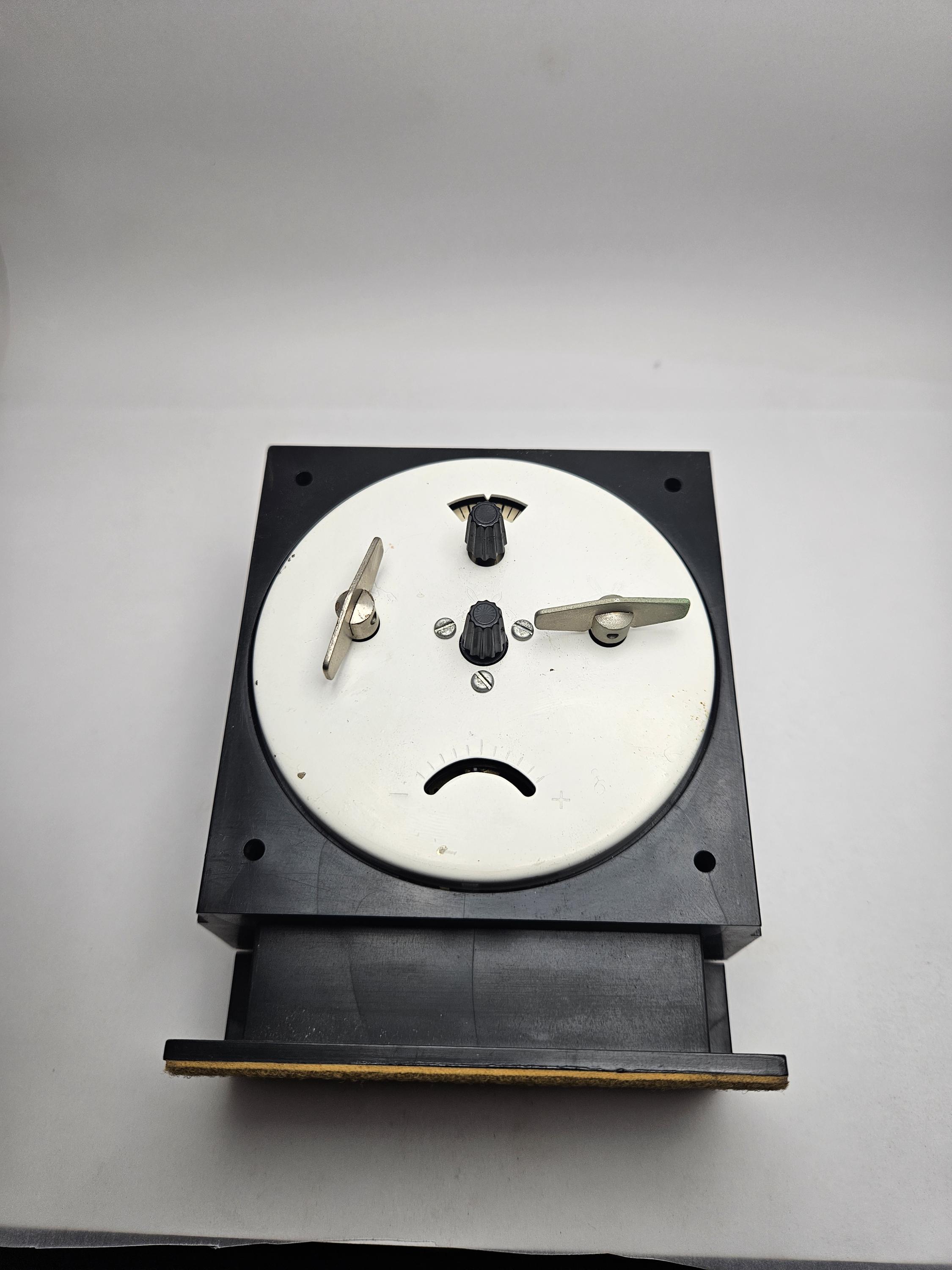 ヴィンテージのInsa目覚まし時計。1970年代ユーゴスラビア製。新品同様 