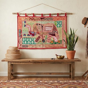 Ręcznie robiony patchworkowy słoń na ścianę | Gobelin z haftowanym sari w stylu vintage | Dekoracja boho z indyjskim słoniem | Wielokolorowa sztuka tekstylna