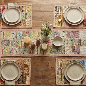Camino de mesa de patchwork pastel hecho a mano de 152 x 38 cm / Tapiz bohemio vintage bordado con sari / Tapiz de pared neutro / Decoración textil india