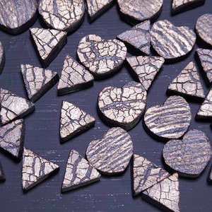 42 minibaldosas negras craqueladas de formas variadas, cerámica de gres.