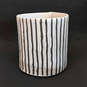 Vaso cilíndrico de porcelana de 15 cm com listras pretas e brancas em cerâmica.