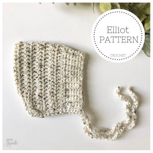 Könnte beinhalten: Eine gehäkelte Babyhaube aus gesprenkeltem cremefarbenem Garn mit einer langen Schleife. Die Haube heißt "Elliot Pattern Crochet".