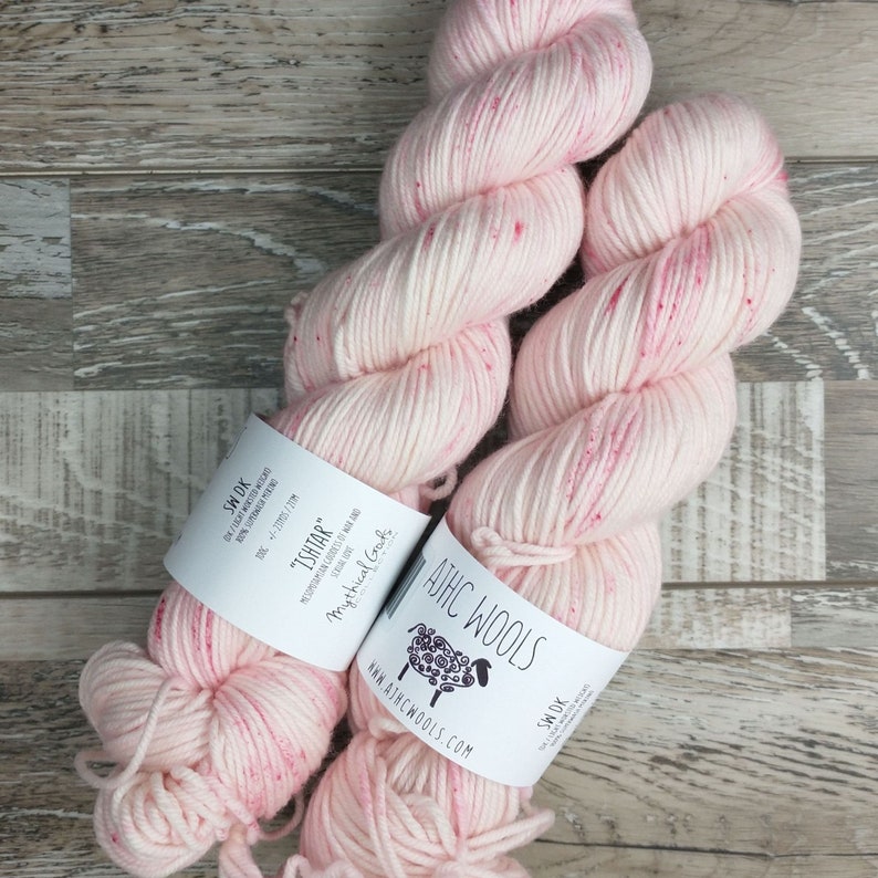 RTS Ishtar Mythical Gods Collection SW DK Fil peigné léger rose pastel laine mérinos Superwash tacheté ton sur ton image 1