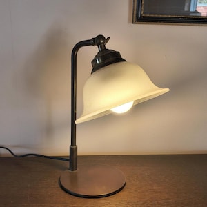 Lámpara de escritorio antigua Art Nouveau – Bronce macizo, latón, pantalla de cristal opalino – Iluminación vintage restaurada