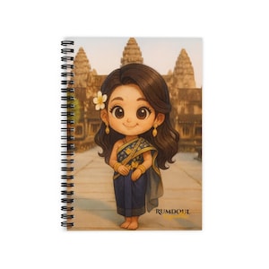 Op de afbeelding: Spiraalgebonden notitieboek met een cartoonillustratie van een vrouw in traditionele Cambodjaanse kleding, tegen de achtergrond van oude tempels. De vrouw heeft donker haar, een bloem en gouden sieraden. Het woord "RUMDOUL" staat rechtsonder op de kaft.