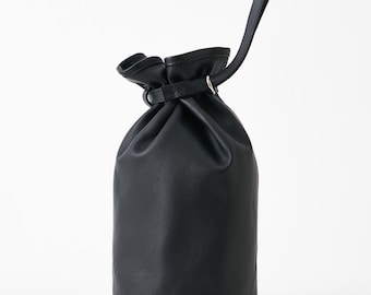 ONE-009 / Borsa a secchiello in pelle minimale / Pelle di mucca / Nera / Borsa con coulisse e manico singolo / Unisex
