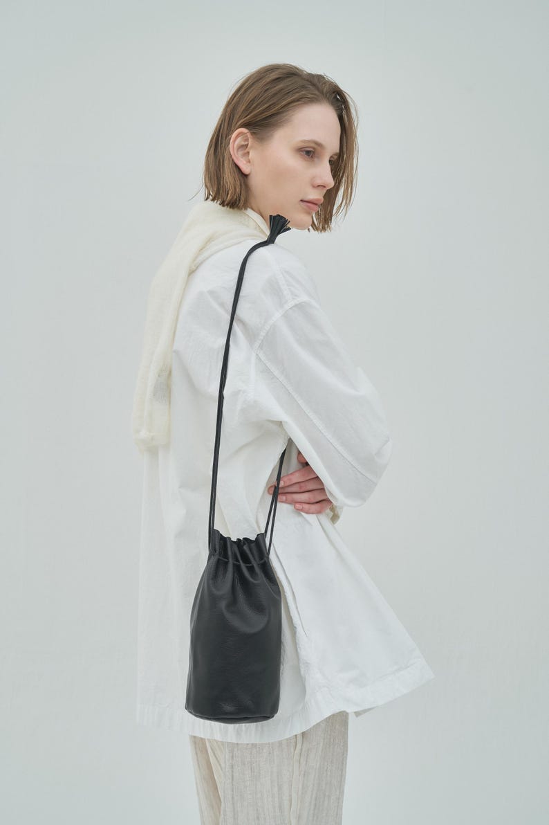 Bolso de hombro minimalista negro con borlas y cordón de piel de cabra imagen 1